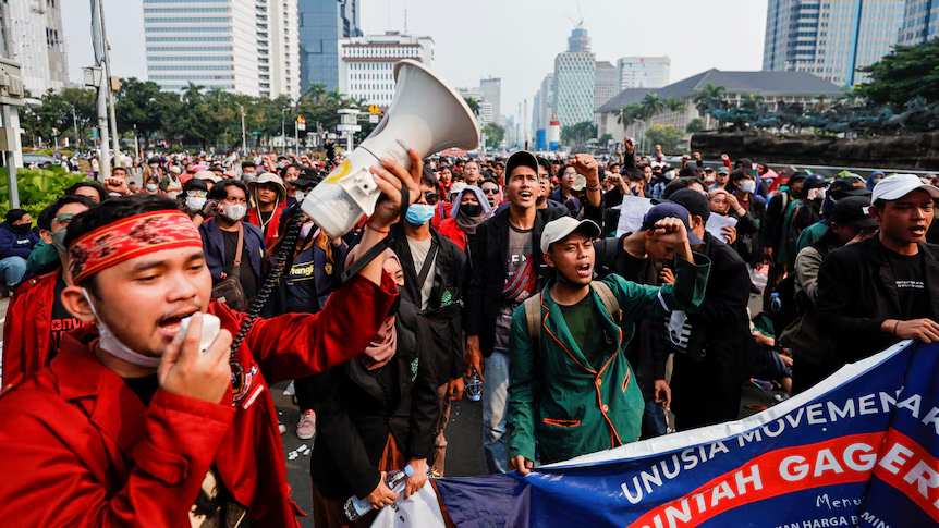 Indonesian Stocks Plunge Amid Economic Uncertainty